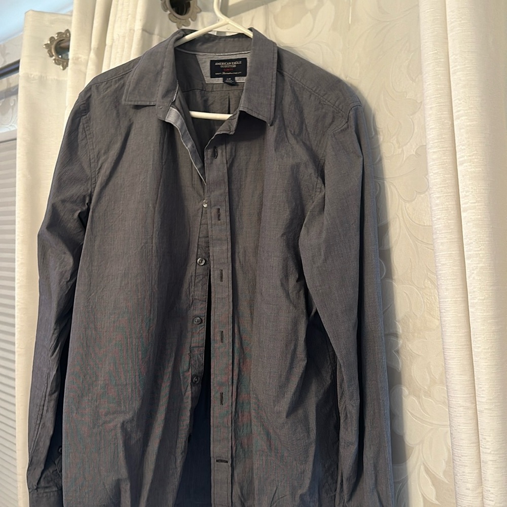 American Eagle Outfitters men’s long sleeve slim fit button down shirt.